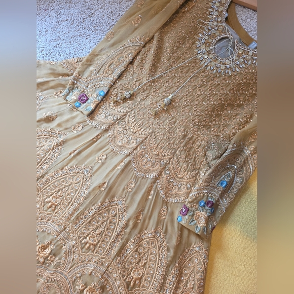 Authentic Official MARIA.B-MBROIDERED - Mustard Maxi Dress With Organza Duppata - Picture 12 of 14